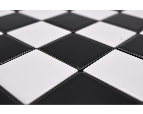 Närbild av kvadratiska golvplattor som växlar mellan svart och vitt