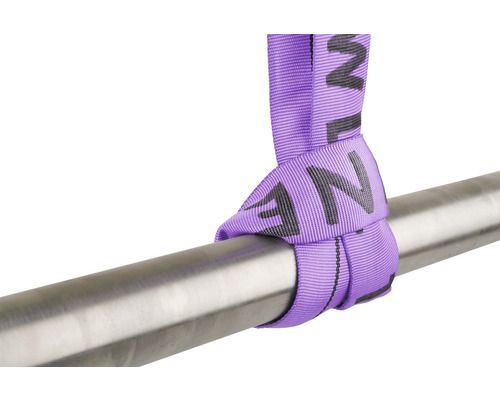 Lila lyftband lindad runt en metallstång