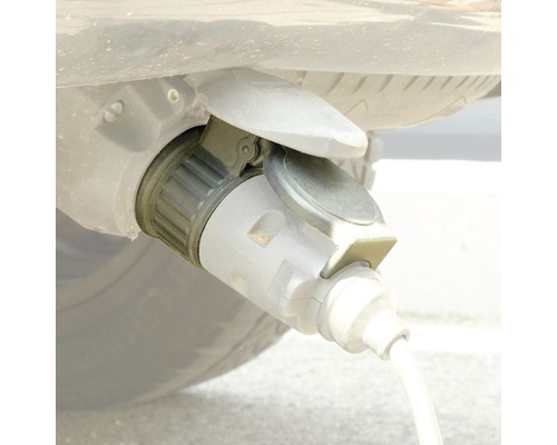 Laddare för elbil ansluten till fordon