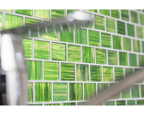 Väggplattor med grön mosaik i badrummet