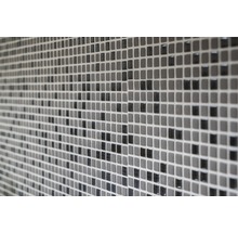 Närbild av en vägg med små fyrkantiga mosaikplattor.