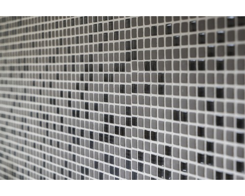 Närbild av en vägg med små fyrkantiga mosaikplattor.