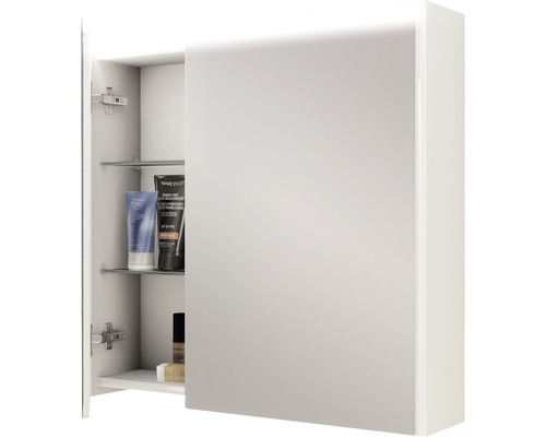 Öppet spegelskåp med glashyllor och diverse badrumsartiklar