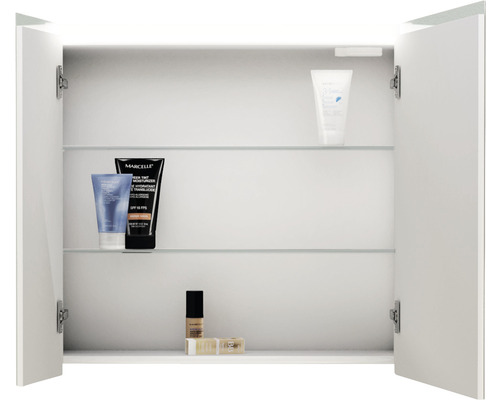 Öppet spegelskåp med diverse kosmetikaartiklar på glashyllor