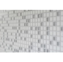 Närbild av en mosaik med fyrkantiga, vita och grå plattor