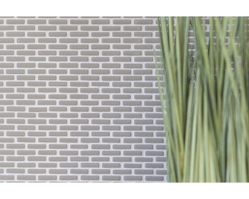 Mosaikplatta i tegelstenslook och konstgjord växt