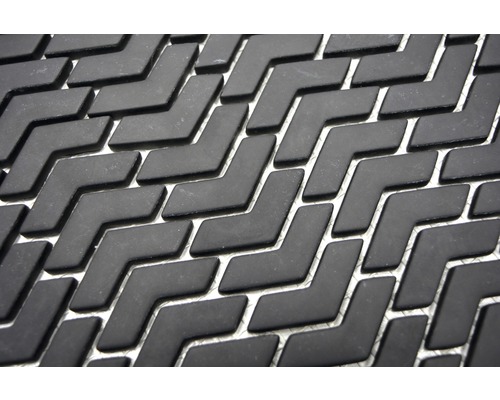 Detaljvy av en golvmatta med pilmönster.