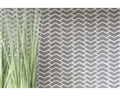 Vägg med tegelmönster och prydnadsgräs