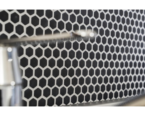 Detaljbild av svarta, sexkantiga plattor med ljusa fogar