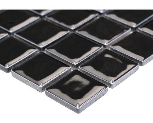 Mosaikplatta med fyrkantiga, glänsande stenar