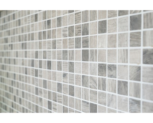 Mosaikplattor med träutseende på väggen