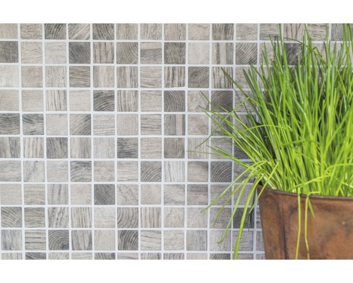 Mosaikplattor med träutseende som väggbeklädnad