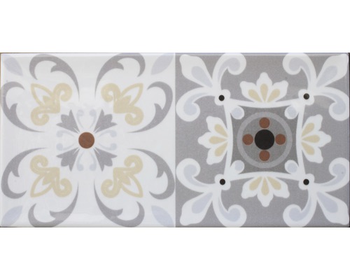 Dekorativ kakelplatta med ornamentalt mönster