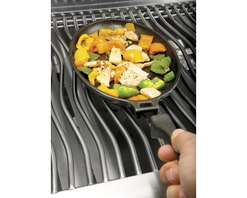 Grönsakspanna med paprika och kyckling på en grill