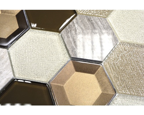 Sexkantiga mosaikplattor av glas och natursten