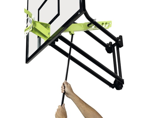 Detaljvy av en basketkorg med höjdjustering.