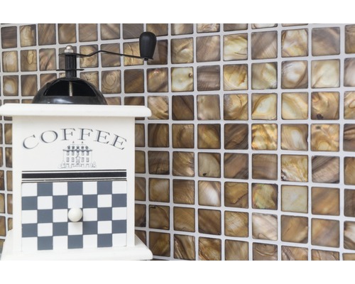 Dekorativ kaffekvarn med kakelbakgrund