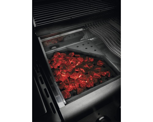 Glödande kol i en kolgrill