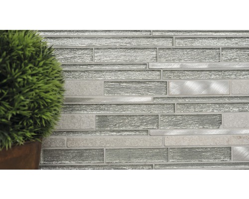 Mosaikplatta av glas och metall