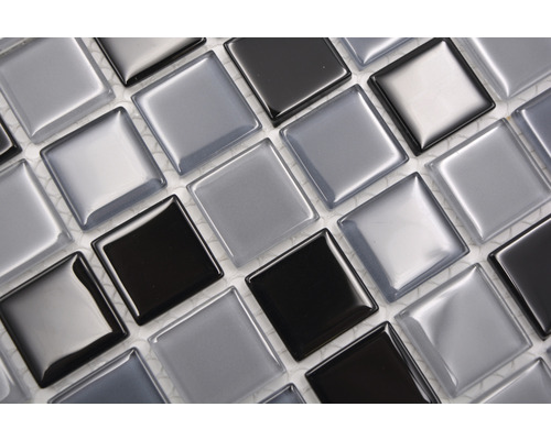 Fyrkantiga mosaikplattor i grått och svart