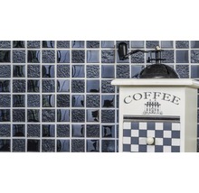 Dekorativa mosaikplattor och en kaffekvarn
