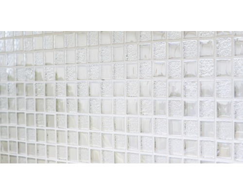 Närbild av fyrkantiga glasmosaikplattor