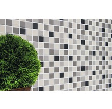 Vägg med mosaikplattor och dekoration