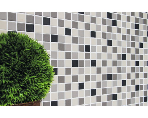 Vägg med mosaikplattor och dekoration