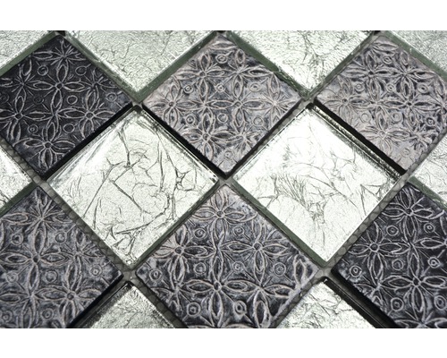 Dekorativa mosaikplattor med blommönster och silverfärgad yta