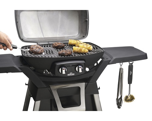 Napoleon gasolgrill med grillat som hamburgare och majskolvar på gallret