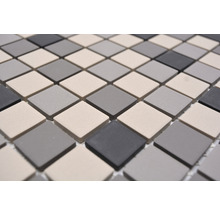 Mosaikplattor med kvadratiska element i olika gråtoner.
