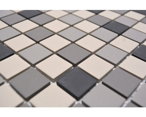 Mosaikplattor med kvadratiska element i olika gråtoner.
