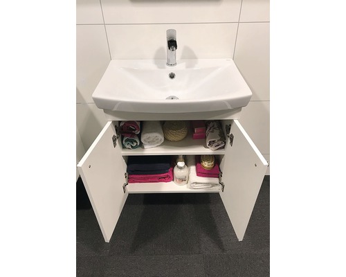 Badrumstvättställsskåp med öppet skåp och handdukar