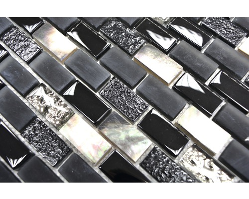 Mosaikplatta av glas, sten och pärlemor i horisontellt format