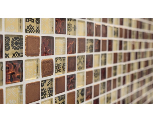 Närbild av en väggplatta med ett kvadratiskt mosaikmönster