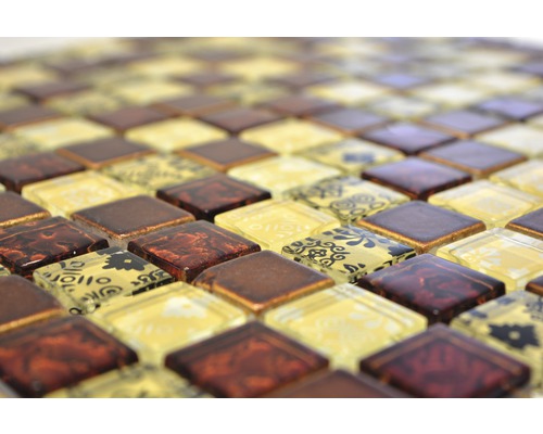 Närbild av glasmosaikplattor i kvadratisk form