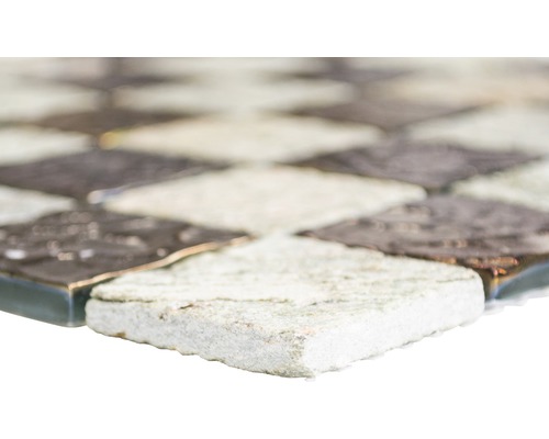 Mosaikplatta med fyrkantigt mönster närbild