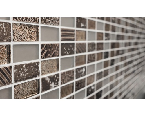 Närbild av en mosaik av glas och sten