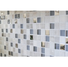 Vägg av mosaikplattor med fyrkantiga plattor av olika material och ytor