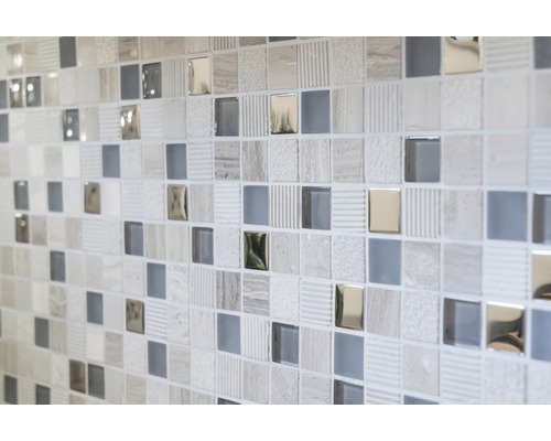 Vägg av mosaikplattor med fyrkantiga plattor av olika material och ytor