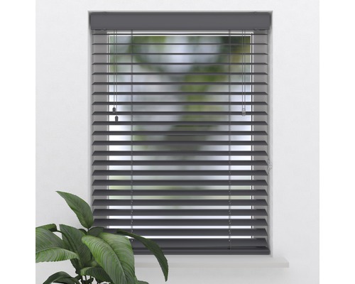 Fönster med stängda persienner för ljusreglering