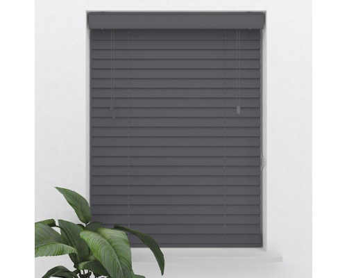 Stängda, grå persienner vid fönstret