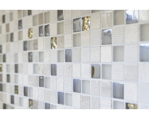 Närbild av en mosaikplatta med olika ytor