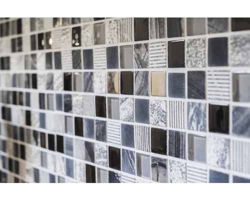 Närbild av mosaikplattor med olika mönster