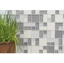 Mosaikplattvägg med växt