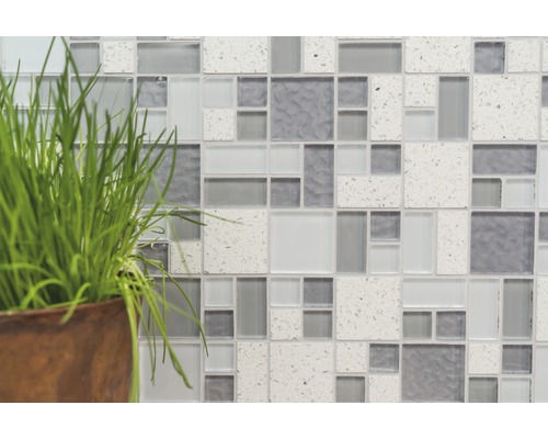 Mosaikplattvägg med växt