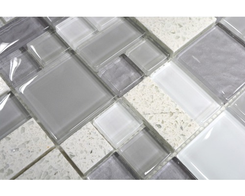 Närbild av en mosaikplatta i glas och sten