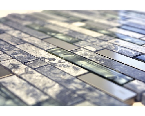 Mosaikplattor av sten, glas och metall