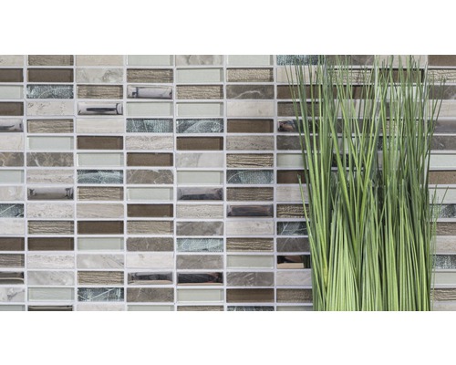 Vägg av mosaikplattor med dekorativt gräs
