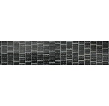 Mosaikplatta med rektangulära, svarta element.